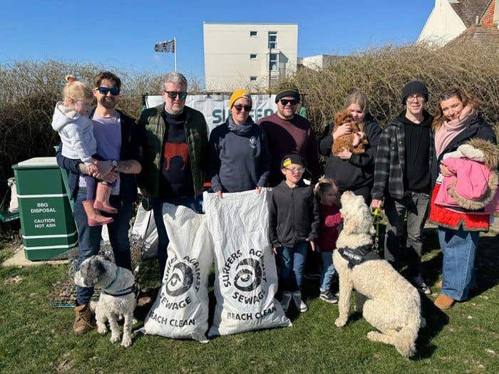 JK Team Helps Remove 70kg of Plastic from Beach