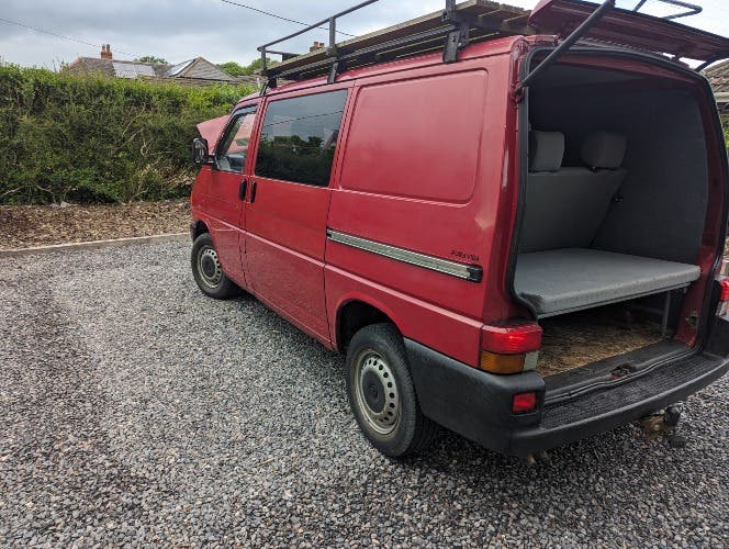 Volkswagen Transporter  T4 800 Special W reg (2000) Kombi Van (Red).