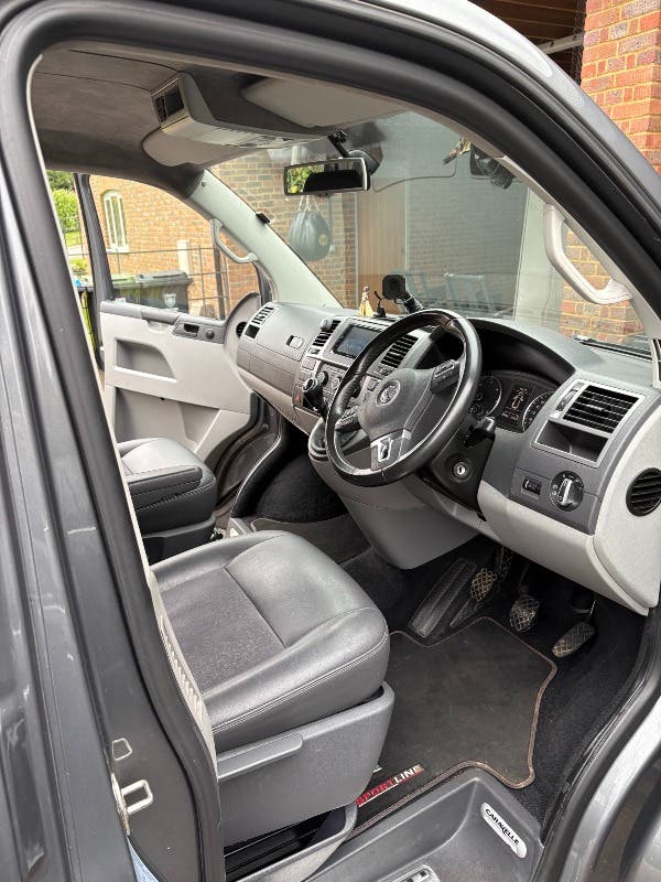 VW T5 2.0l TDI - Caravelle Conversion