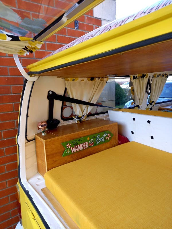 T2 BAY WV TRANSPORTER CAMPERVAN (1975)